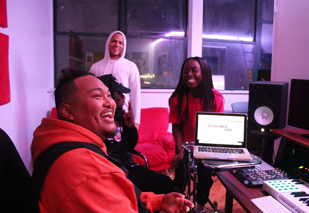 A lively session around the DAW and MIDI keyboard at Gifted Studios